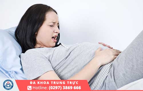 Cơn đau quặn thắt kéo dài và liên tục có thể là báo hiệu của việc sảy thai