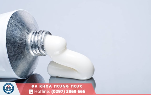 Thuốc bôi ngoài da cũng là gương mặt thường được bác sĩ khuyên dùng kèm