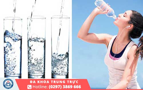 Uống nước ấm trong ngày đèn đỏ hạn chế giảm đau bụng kinh