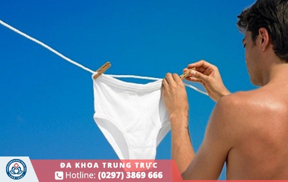 Mặc quần size rộng giúp tránh và hạn chế ma sát đến vết thương